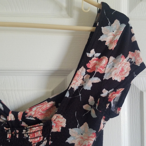 PINS & NEEDLES Black Floral Crop Top Small UO NWT - Picture 7 of 9